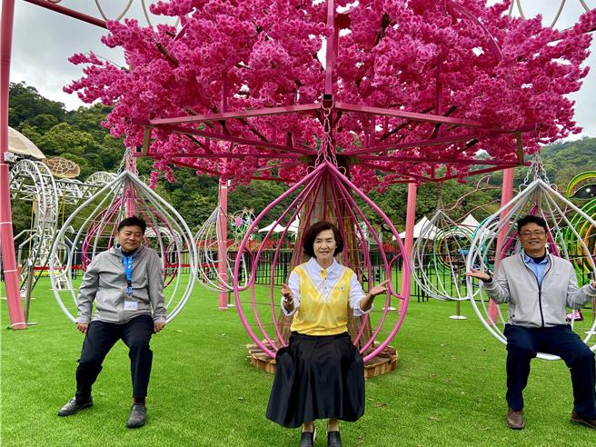 宜兰县长林姿妙（中）、兰阳农业发展基金会执行长李新泰（右）与副执行长许名辉（左），抢先于浪漫「旋转樱花树」打卡，邀请大家在快乐趣味氛围中感受环境永续的理念。（吴佩蓉摄）