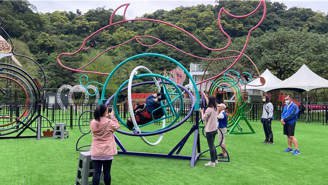 民眾体验人体陀螺仪，惊声尖叫大喊「好好玩喔」！（吴佩蓉摄）