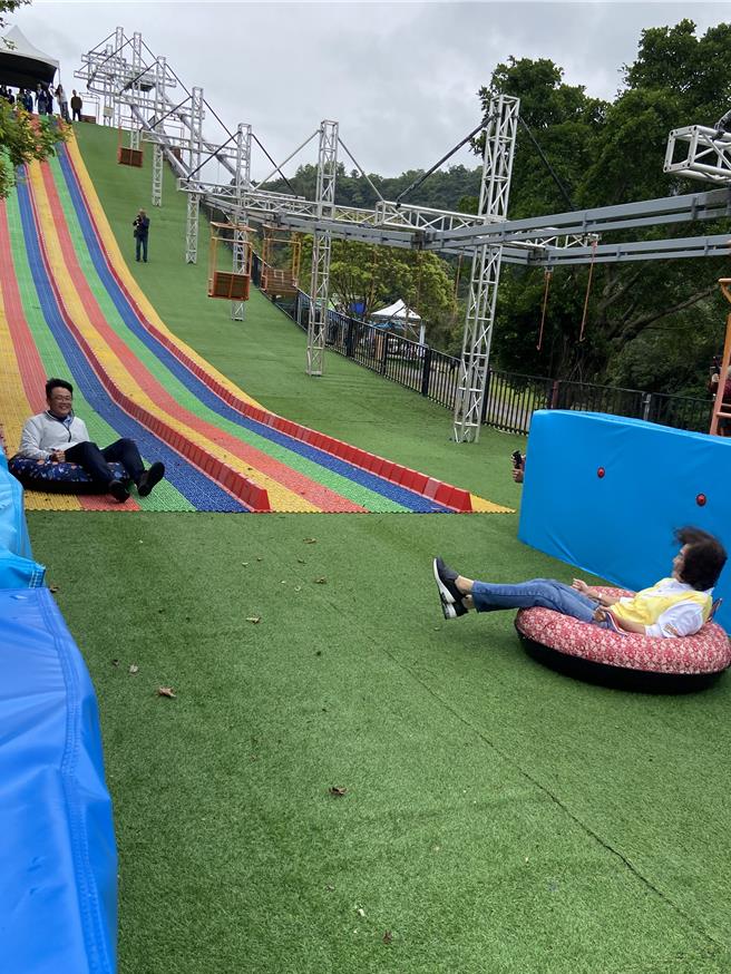 宜兰县长林姿妙（右）体验彩虹滑道，从高处滑下来，笑说「很安全」。（吴佩蓉摄）