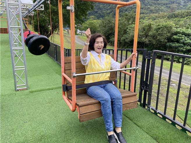 宜兰县长林姿妙搭着天际缆车，冬山美景一览无遗。（吴佩蓉摄）