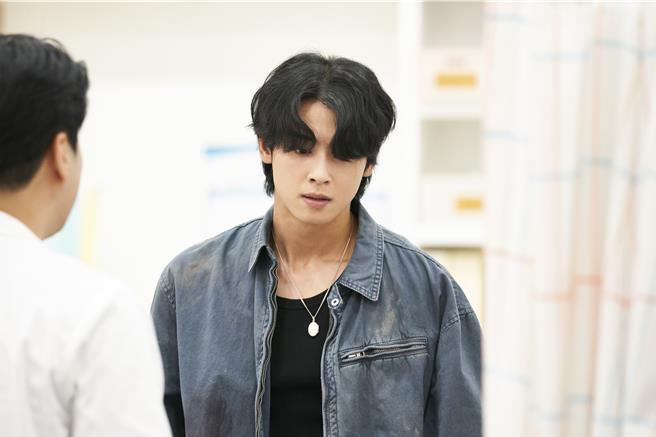 車銀優徹底拋開過往帥氣偶像形象，黑化演技受好評。（Disney＋提供）