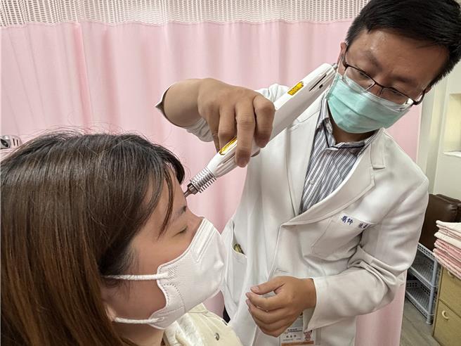 高堂中医诊所医师张嘉珍指出雷射针灸治疗是以低强度的雷射照射刺激穴位。（冯惠宜摄）