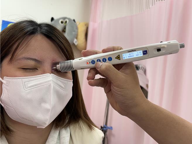 高堂中医诊所医师张嘉珍指出雷射针灸治疗是以低强度的雷射照射刺激穴位。（冯惠宜摄）