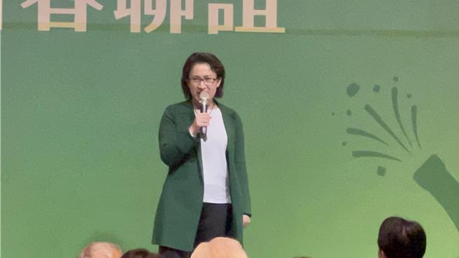 蕭美琴致詞指出，她在黨中央服務年資不輸楊阿姨，現在退而不休與大家一起承擔讓台灣更好的責任。曾薏蘋攝