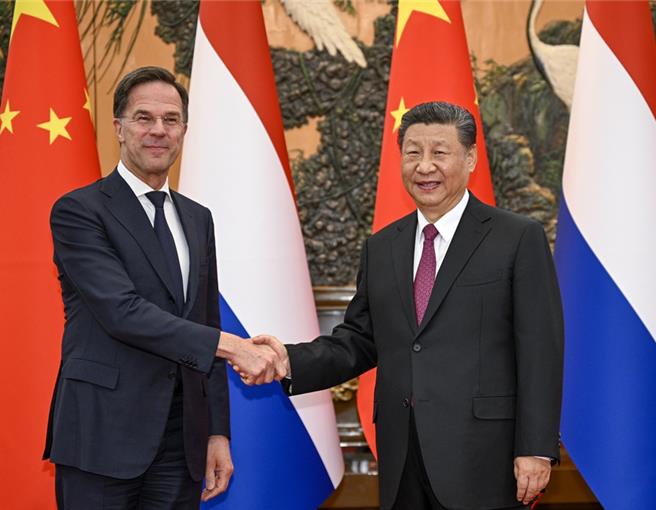 大陸國家主席習近平27日會見荷蘭首相呂特，強調人為製造科技壁壘只會造成對立分裂，且無法阻遏中國科技發展步伐。（新華社）