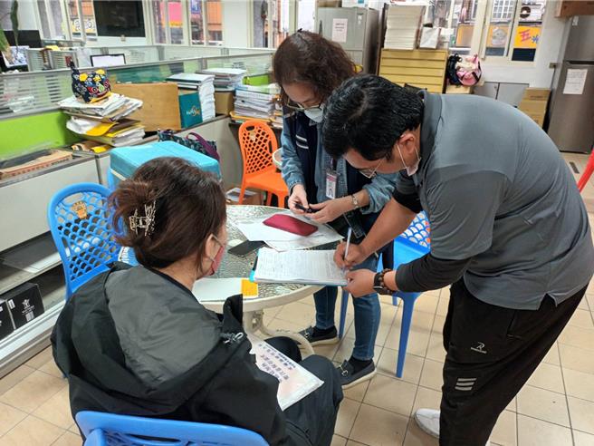 宜蘭縣羅東鎮某國小有18名學生出現腸胃不適，有10人就醫，縣府由教育處及衛生局共同調查。（宜蘭縣政府提供／李忠一宜蘭傳真）