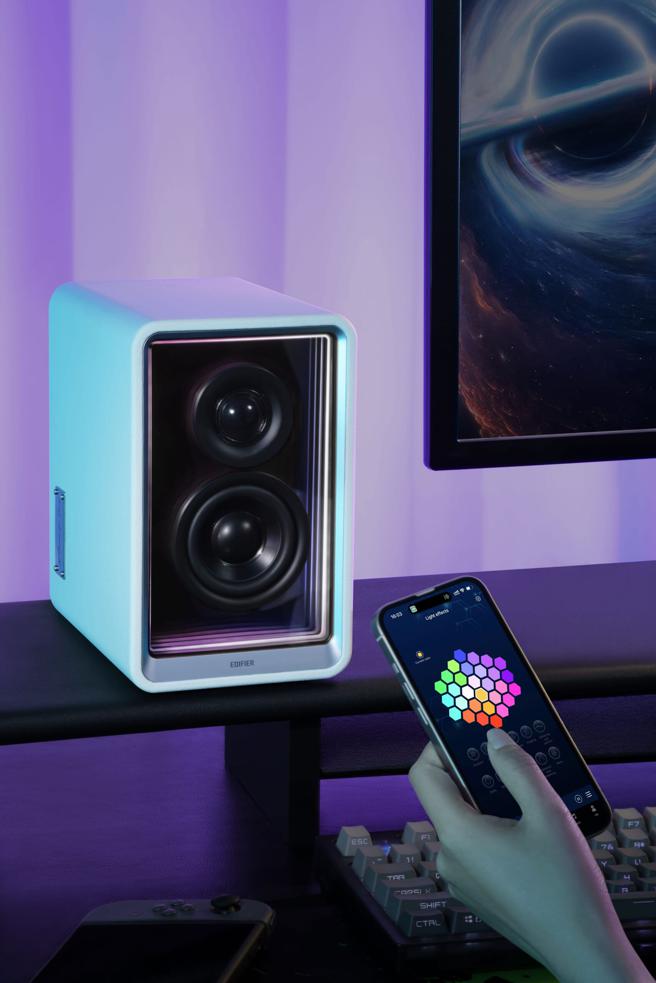 EDIFIERQR65 2.0 桌面蓝牙扬声器可透过App自订不同的灯光效果。（EDIFIER提供／古明弘台北传真）