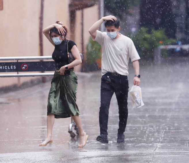 明天（5日）起锋面靠近，各地降雨机率增加，不过天气却相当闷热，降雨空檔高温甚至上看32度。（示意图／资料照）