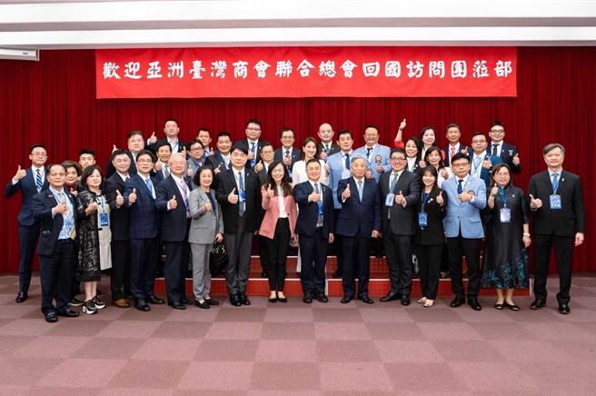 外交部政务次长田中光27日接见「亚洲台湾商会联合总会」回国访问团。（外交部提供）