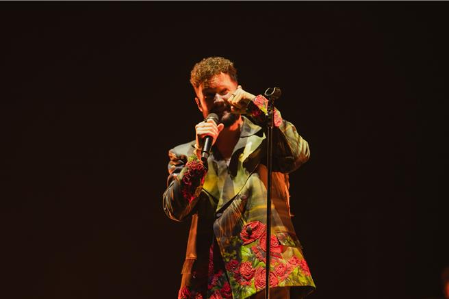 卡伦史考特俏皮用中文「哭哭」介绍即将要演唱的歌曲。（宽宏艺术提供）