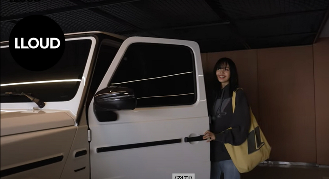 Lisa开大车被网友惊呼反差很大，看不出来。（图／摘自LLOUD YouTube）