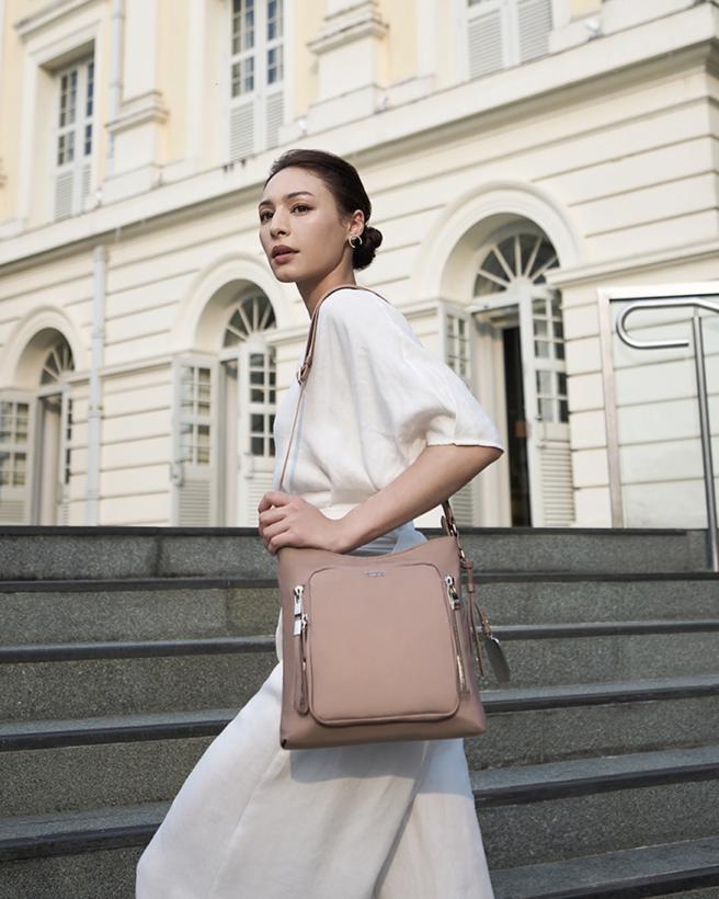 远百竹北TUMI TYLER淡紫红色斜背包，推荐价1万2800元。（远百提供）