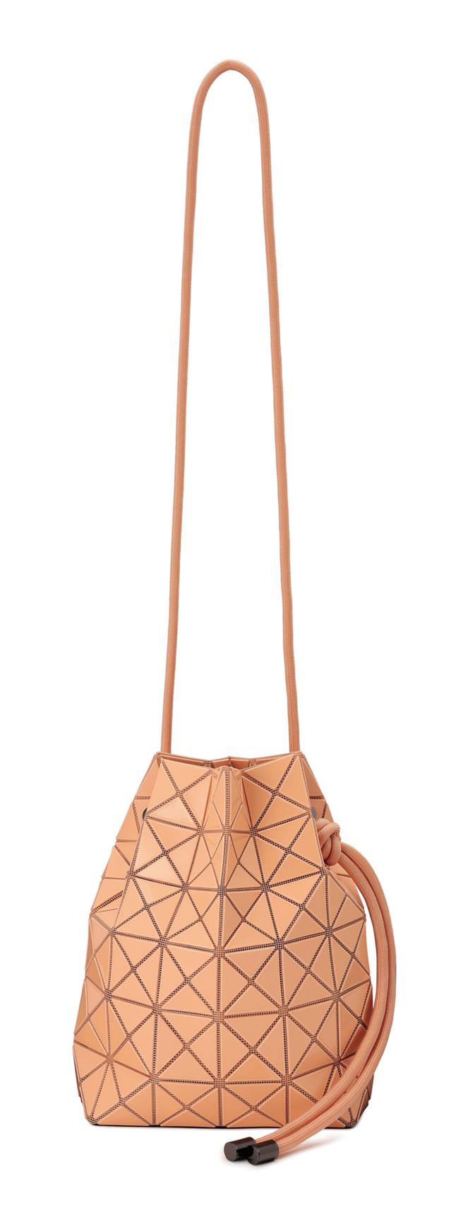 远百信义A13 BAO BAO ISSEY MIYAKE单彩墨褶S束带包，推荐价2万1600元。（远百提供）