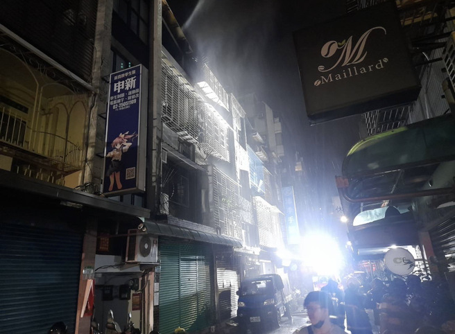 台北市松江路發生公寓頂樓加蓋住宅火警。（翻攝畫面）