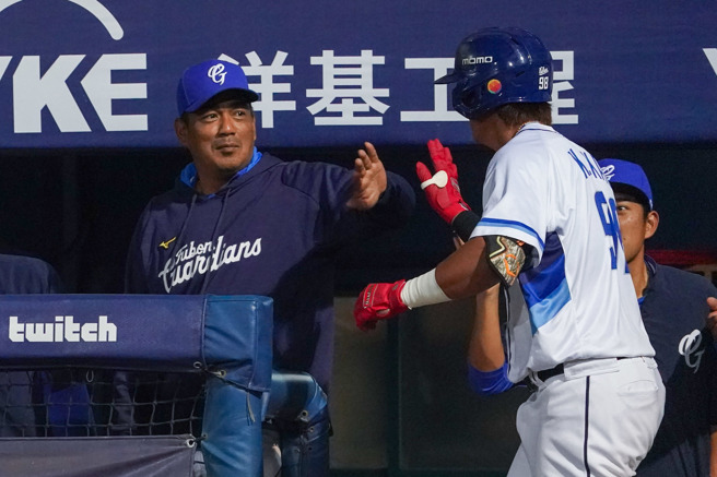 富邦悍將總教練陳金鋒（左）。（富邦悍將提供）