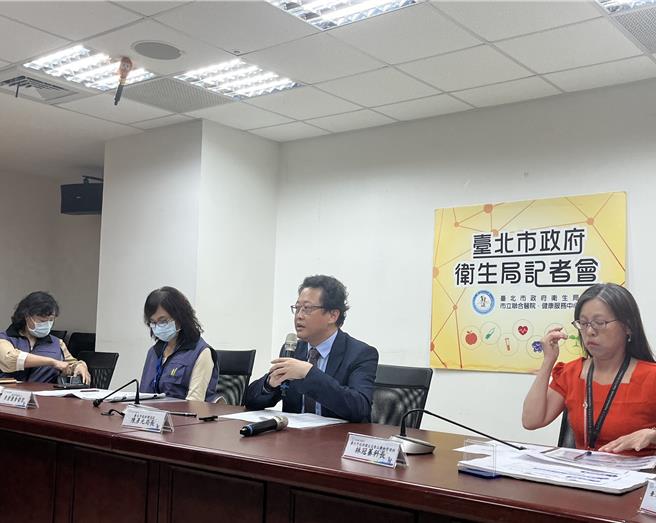 台北市衛生局24日就到信義區百貨素食餐廳「寶林茶室信義A13」稽查，但直到26日才命業者停業，台北市衛生局今解釋，26日才陸續接獲醫院通報食品中毒案例，當晚即要求餐廳停業。（蔡佩珈攝）