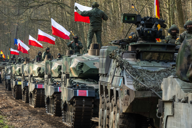2024年3月5日，北約堅定防禦者 24（Steadfast2024）期間，來自 9 個國家的主戰坦克和步兵車輛在波蘭集結，然後穿越維斯瓦河。（DVIDS）