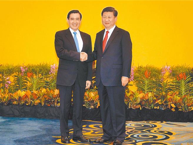 前总统马英九4月1日出访大陆，是否会晤大陆领导人习近平备受关注，图为2015年马英九（左）及习近平（右）在新加坡首度会面，双方握手致意。（本报资料照片）