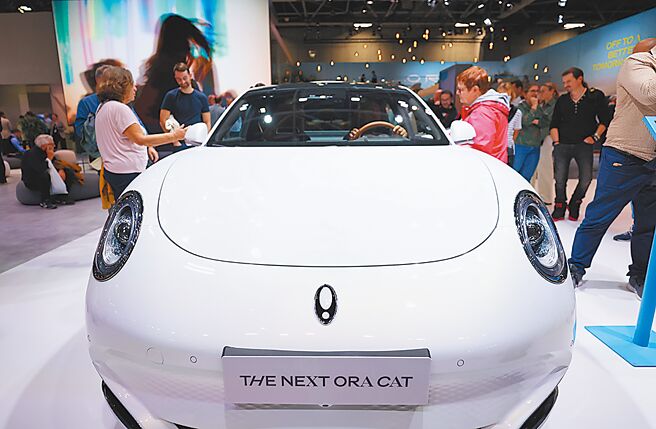 由于电动车风潮带动科技提升，车用照明的进化将快速地出现在消费者眼前，在此波车用升级的周期内，能够打进原厂设计的厂商，将成为第一波直接受惠者。图／新华社