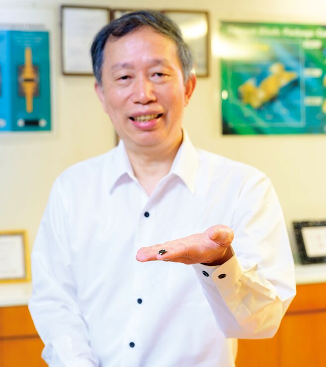 智威科技董事長鍾宇鵬展示其顛覆全球電容領域「疊層聚合物固態鋁電容」，標榜超薄、超小、超散熱產品特色。圖／全球國際傳媒提供