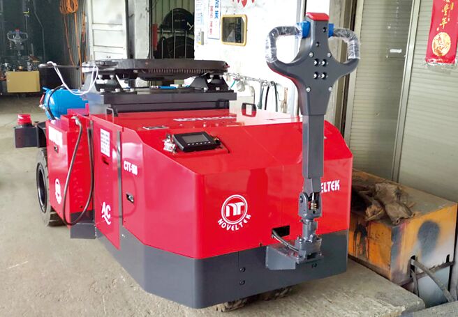 恆智重機「自走式全電動貨櫃搬運拖車」是貨櫃調度需求最佳選擇。圖／恆智重機提供