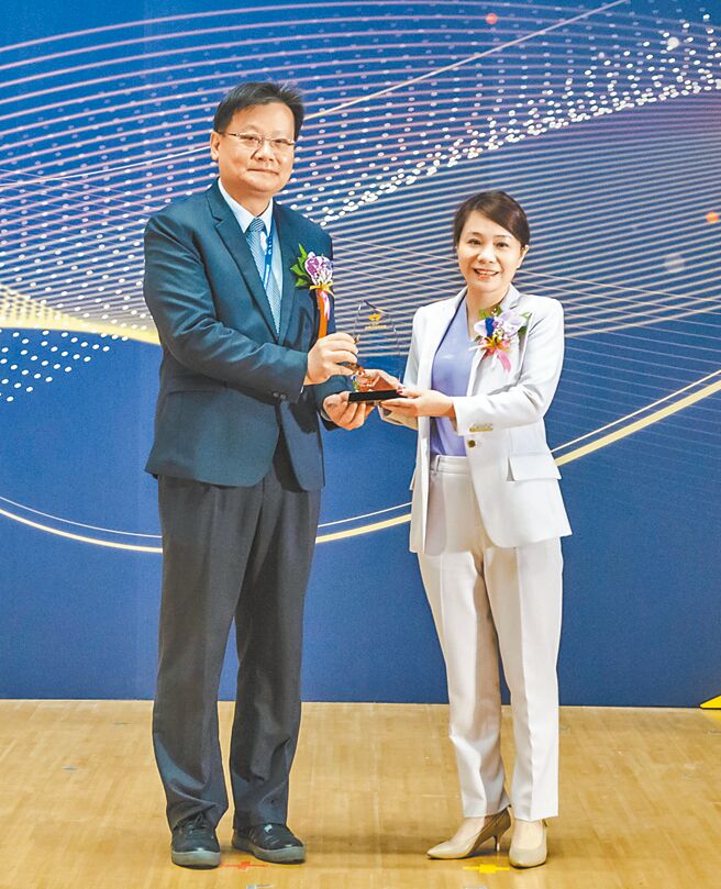 正代机械勇夺台湾金玉奖-企业产品卓越奖及卓越菁英奖殊荣，由总经理陈靖祺（右）代表领奖。图／业者提供