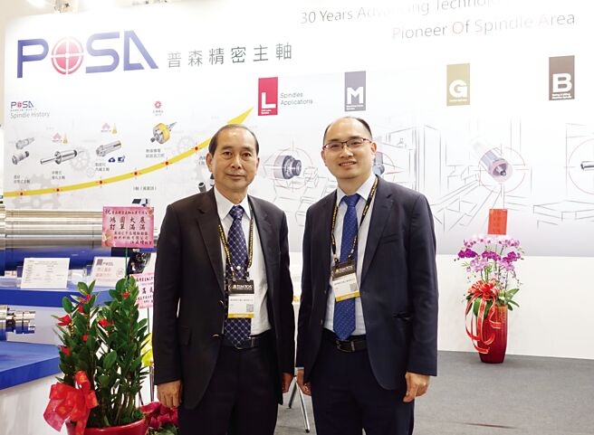 普森公司董事长彭森荣（左）及特助彭秉榤（右）在展示会场合影。图／黄俊荣