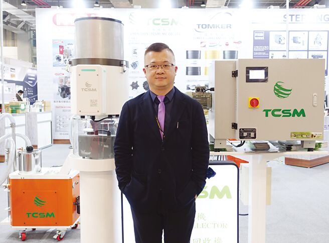 丞鑫科技副總經理黃信超和該公司油霧回收設備合影。圖／黃俊榮