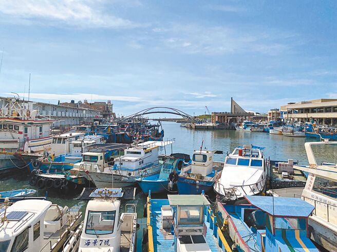 三接外推工程对桃园永安渔民影响大，渔民反映传统渔场已被改变，今年损失最惨重者渔获量减少约5成，大嘆未来恐怕捕不到鱼，只能喝西北风。图为新屋永安渔港。（蔡明亘摄）