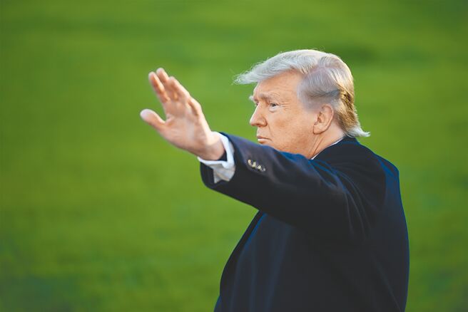 川普媒体于26日上市交易，一开盘大涨50％。以当时股价来看，川普持有股权估值超过50亿美元。图为2020年11月川普在白宫前挥手。（中新社）