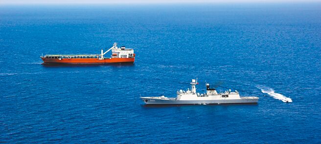 西太平洋海軍論壇第19屆論壇年會4月在青島舉辦，今年重要議題是建立無人機海上飛行時發生碰撞意外的預防架構。圖為2015年西太海軍論壇多邊海上聯合演習。（中新社）