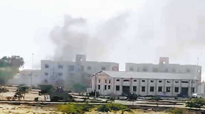 巴基斯坦当地时间26日下午1点多，由大陆企业承建的达苏水电站，有车队遭遇恐怖袭击，导致5名中方人员、1名巴方人员共6人遇难。图为3月20日在巴基斯坦瓜达尔一座办公楼遭遇恐怖袭击。（新华社）