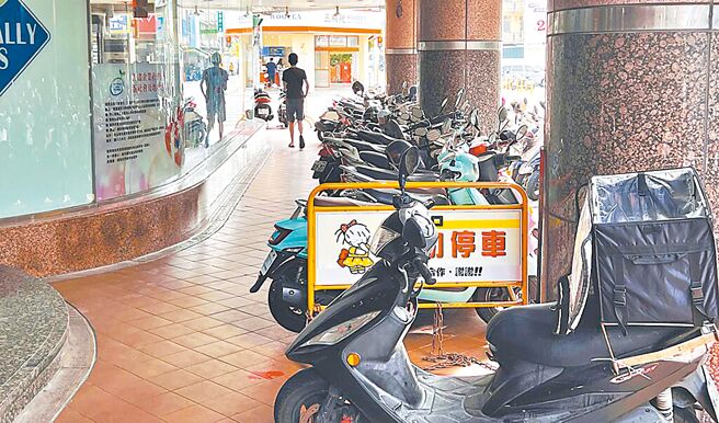 騎樓停車被檢舉違規經常引發民怨，多位市議員比照高雄放寬騎樓停車的做法，提案制定《台南市騎樓管理使用自治條例》草案。（本報資料照片）