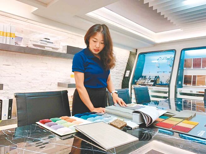 法律系畢業的李羿慧，得知鴻洋遊艇公司釋出室內設計師職缺，她嘗試應徵並錄取，成功轉職為一名遊艇室內設計師。（勞動部高屏澎東分署提供／洪靖宜高雄傳真）