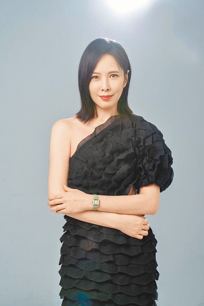 天心以柔美的不对称礼服现身，搭配小巧别致的Longines迷你多情系列腕表。Longines mini Dolcevita绿色鱷鱼皮带石英腕表，12万2300元。（石智中摄‧服装提供／Chloe）