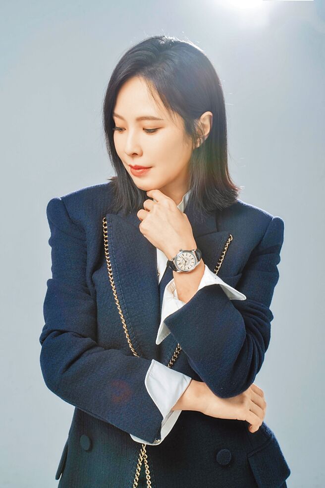 天心以俐落套装搭配浪琴征服者Conquest Heritage腕表，打造女强人姿态。Longines Conquest Heritage征服者復刻腕表，12万9500元。（石智中摄‧服装提供／Chloe）