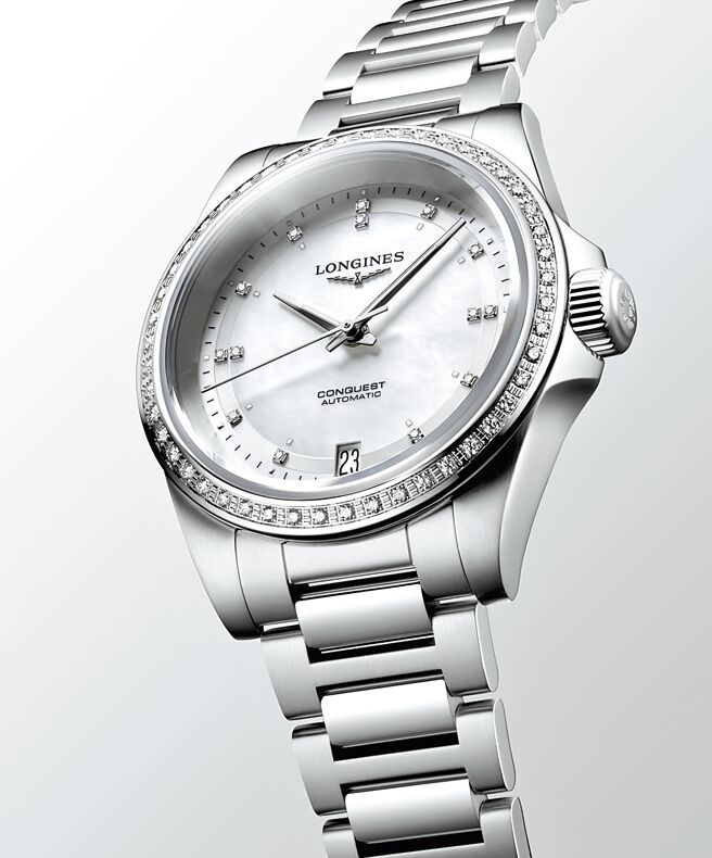 浪琴征服者系列腕表，採用不锈钢和陶磁打造，并有表圈美钻镶饰，13万7900元。（Longines提供）