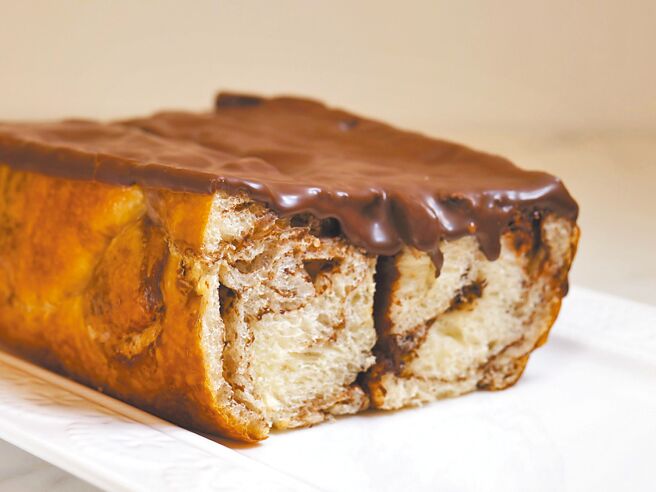 「巧克力香橙」以大理石年輪麵包夾入特製的香橙醬和可可內餡，雙重享受。（普諾麵包坊忠孝店提供）
