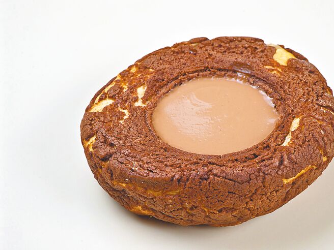 隱藏版商品「可可波羅蛋塔」微甜、微鹹的絕妙組合，銅板價43元。（普諾麵包坊忠孝店提供）