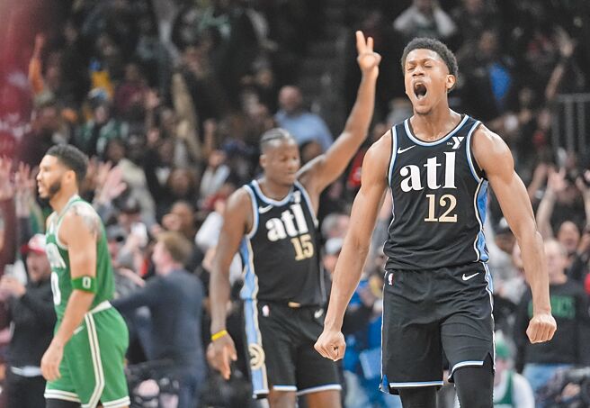 老鹰的杭特（右）在终场前9.2秒砍进致胜三分球后欢呼大吼。（美联社）