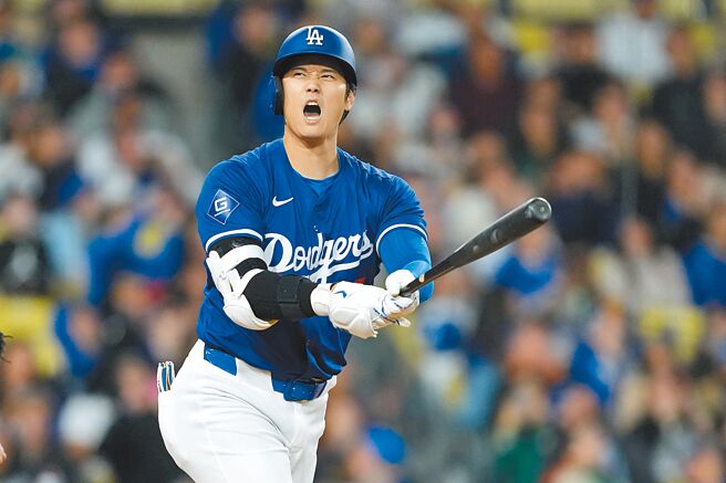 大谷翔平昨天仍在道奇主場的春訓熱身賽迎戰老東家天使。（路透）