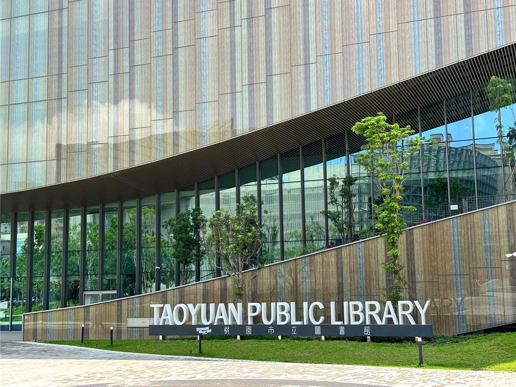 桃園市立圖書館有「台灣最美圖書館」的美譽，並在「112年臺灣閱讀風貌及全民閱讀力年度報告」摘下6項績優。（桃園市立圖書館提供）