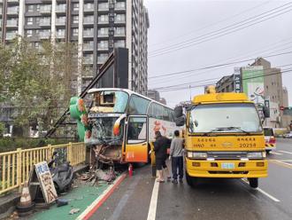 竹東高中校車撞護欄！「擋風玻璃全碎」6學生1駕駛送醫