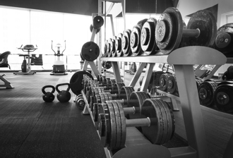 不堪噪音騷擾 男子穿分局背心扮警察恐嚇健身房