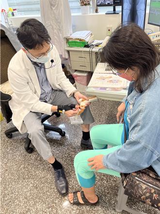 清明祭祖跪拜要注意！ 医吁长者穿护具避免关节发炎