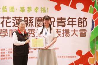 慈濟科大學生楊佳豪、沈芊卉 榮獲大專優秀青年獎