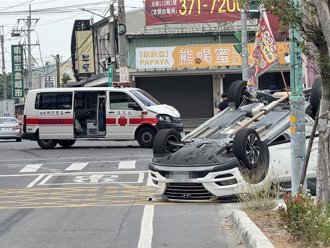 救護車載病患就醫 十字路與轎車撞擊送醫人數變3人