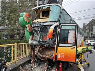 竹東高中校車自撞護欄釀8傷 駕駛「身體不適」成主因