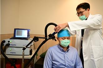 5旬男腦突發中風右肢半癱 靠非侵入療程重拾肌力