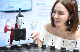 經部輔導廠商導入AI五軸工具機 助國機國造25架勇鷹號